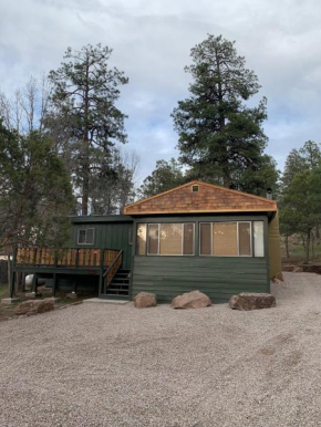 Twin Pines Casita - Big Yard, View, Porch, Hot Tub, & Charm